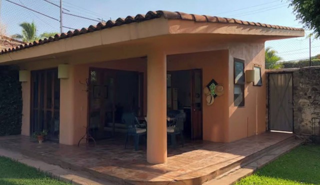 Cuernavaca's Hidden Gem: Adorable Bungalow with WiFi & Serene Garden Escape. in Cuernavaca