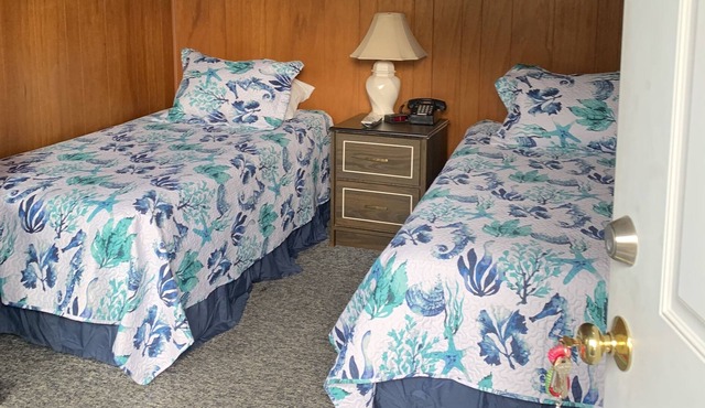 Curley's, H - Motel - 2 Single Beds / Sm. Fridge