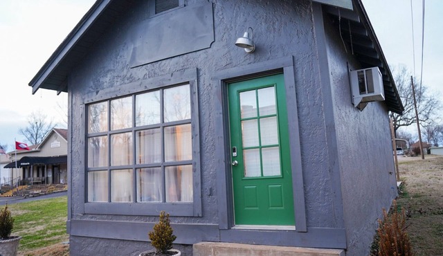 Cute and Cozy, pet friendly home in downtown Cotter!