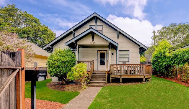 Cute as Hell! 2-bedroom building in adorable North Tacoma with cool AC comfort!