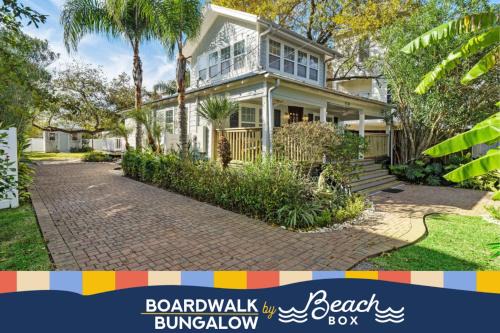 Cute bungalow with massive deck and fire pit, walk to Kemah Boardwalk
