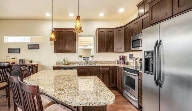 D25-2 Deck Unit Riverview w/ATCH garage Sunserra nearby heated pool and hot tub