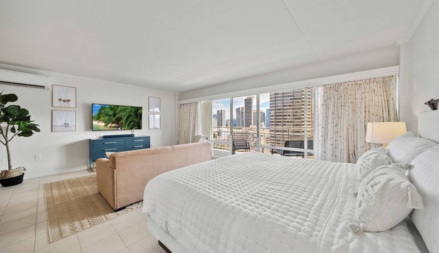 Delightful City View 1 BDRM Condo, Queen Bed w/Kitchen & AC at the Ilikai
