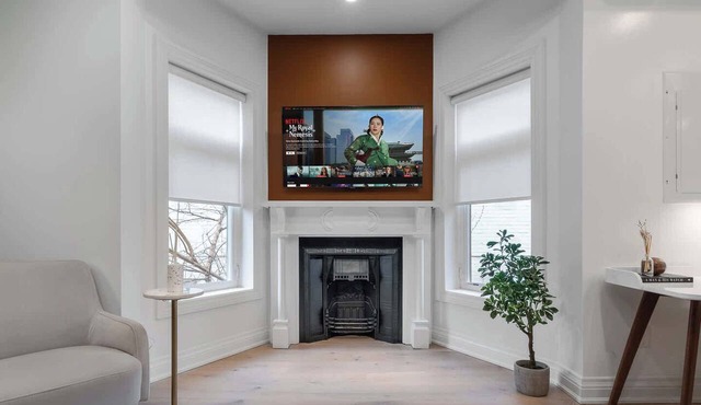 Designer 2BR Apt Fireplace & Movie Nights! in Toronto