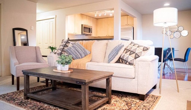 ★Designer 2BR Condo★ Balcony, King Bed and Parking