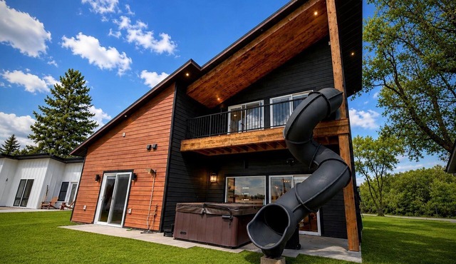 Designer Lake Cabin- PickleBall, HotTub, Slide, EV Charging, Ice Baths, Biking