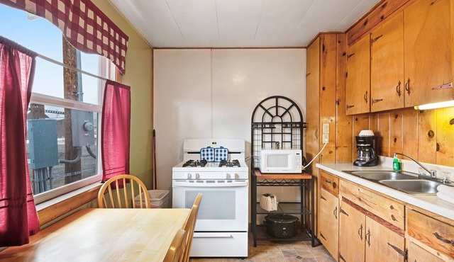 Dog-friendly cabin with kitchen, WiFi, entertainment, & nearby ski access