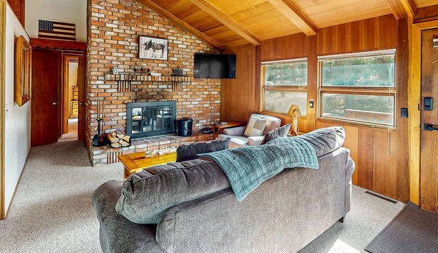 Dog-friendly cabin with spacious deck, fireplace, & private W/D