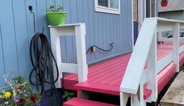 Downtown Bella CoolanAdorable 2 Bedroom Home with full Bath, sleep’s 6 in Bella Coola