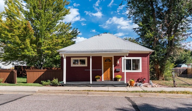 Downtown Getaway home perfect for either a couple or a family. Sleeps up to 7