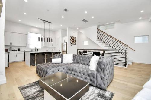 Downtown Luxury Home - 2 mins from restaurants, parks and leisure centres