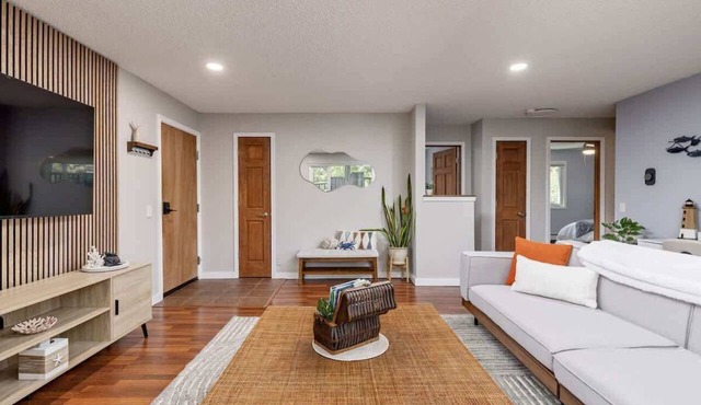 Downtown Urban Retreat Sleeps 4 King Bed