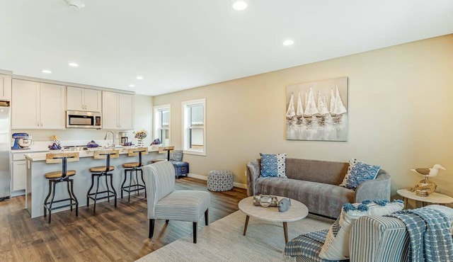 Downtown, Waterfront Condo with High-Speed WiFi, Bay Views, and Washer/Dryer!