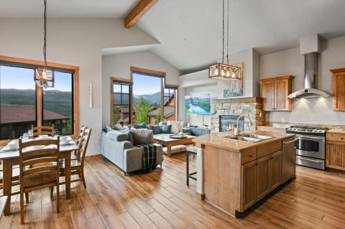 Downtown WP Villa 745 I Private Hot Tub I Great Views I Activity Program