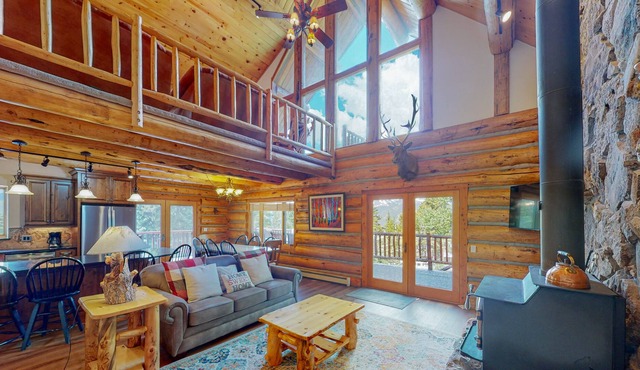 Dramatic log home with beautiful Breckenridge views, hot tub, & fireplace