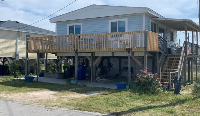 Drunken Parrot - Sleeps 4, steps away from beach access in North Topsail Beach!