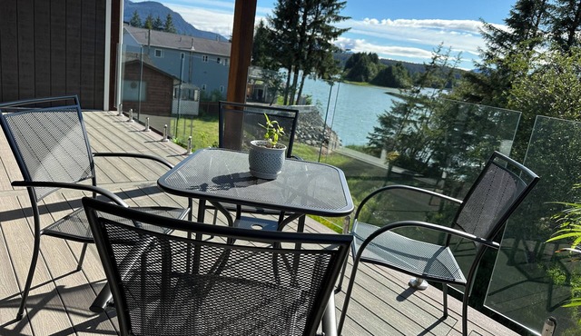 Eagle’s Nest River and Mountain View. Walking distance to the Airport.