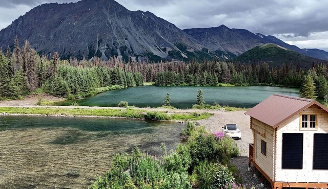 Eco-Friendly Lakefront Tiny House with Views of Panorama Mountain near Denali National Park