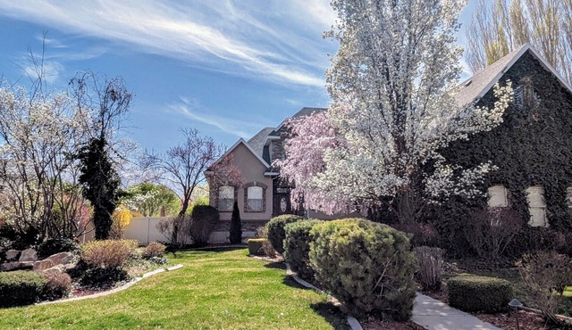 Entire 6BR River House + hot tub near SF trail great for groups & BYU ~18 min in Spanish Fork