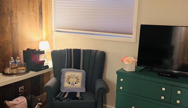 Entire private studio, ensuite bath & free parking in Toronto