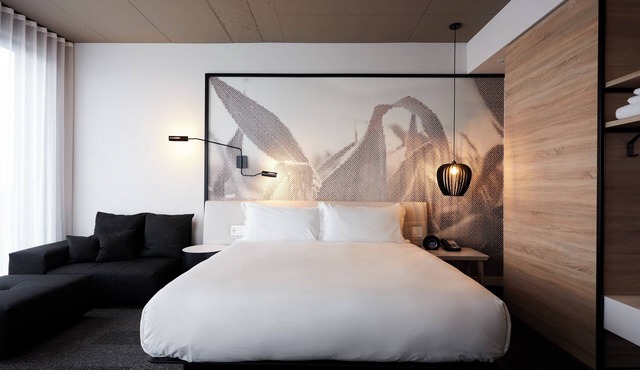 Escad Hotel Quartier DIX30 in Brossard