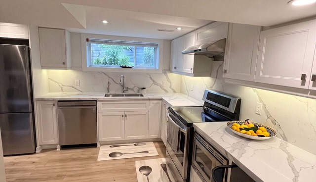 Executive 1BR Suite | Express Transit to Downtown & Airport | Fast Wi-Fi