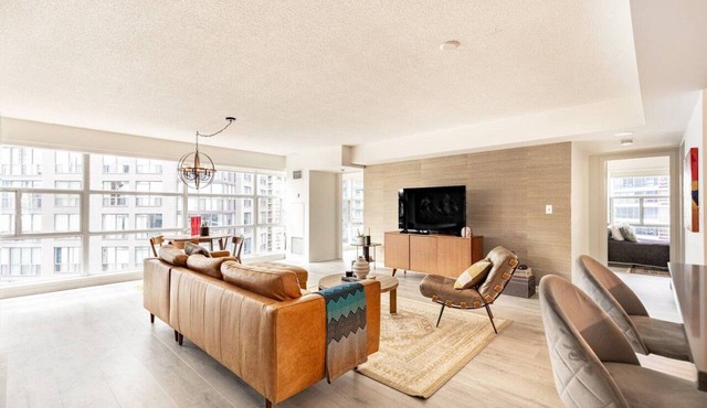 Executive 2B/2B Penthouse Yorkville w/Free PKG in Toronto