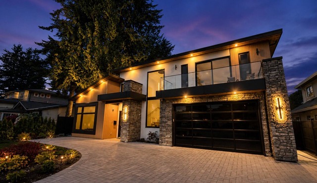 Executive 5BR White Rock/SS Retreat | Patios, Beaches, BBQ & Family Getaways in Surrey