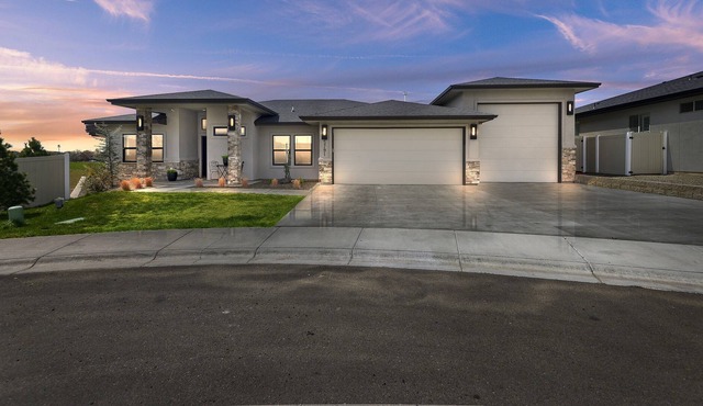 Executive Suite Home w Easy Freeway Access