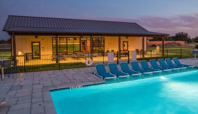 Experience A Safe and Secure Vacation! Full Kitchen, Outdoor Swimming Pool