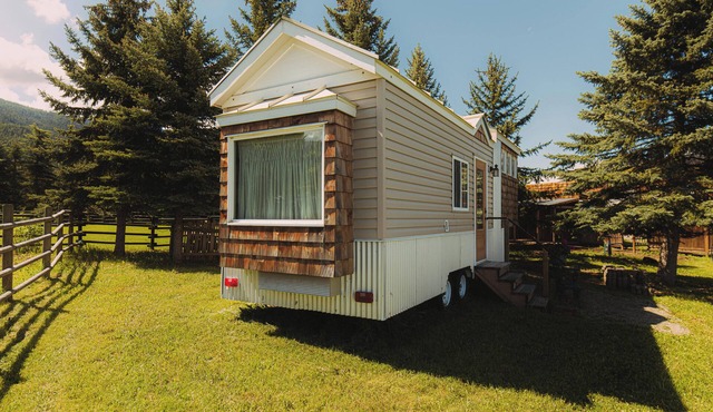 Fabulous Tiny House with a cottage feel in a farm setting, 3min from Armstrong. in Armstrong