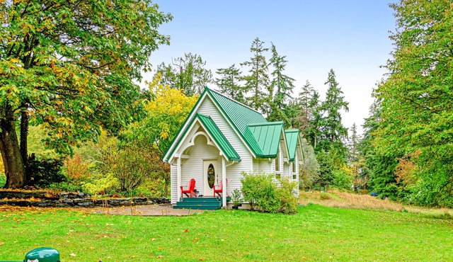 Fairytale Cottage with a Lovely Meadow Setting, Patio & WiFi - Walk to KVI Beach