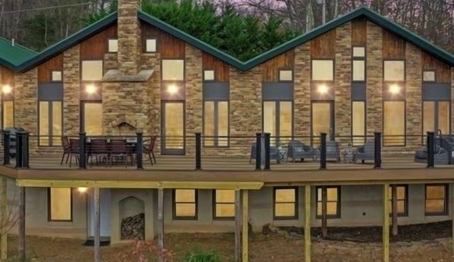 🍁Fall Foliage Ridge TOP VIEWS🌻Ultimate Family Getaway🍁Hot Tub🌻Campfires🍁 in Berkeley Springs