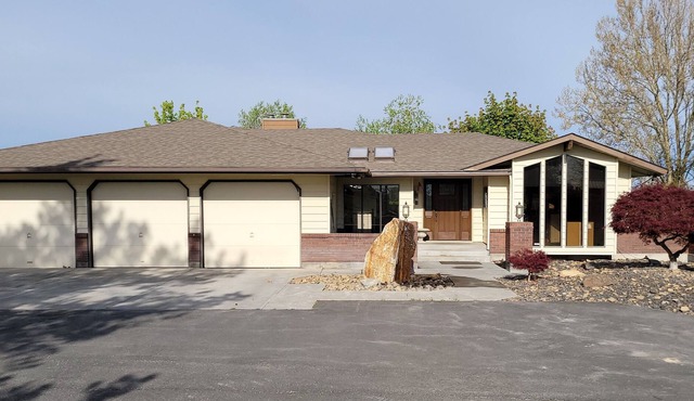 Family Friendly Lakefront Home 1.5acres/sleeps 18