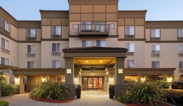 Family Friendly Suite w/Full Kitchen, Free Parking and Free Airport Shuttle!
