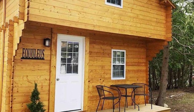 Fantastic Rustic Lakefront Cabin with Barbecue in Kawartha Lakes, Ontario
