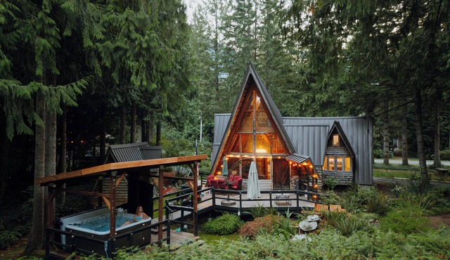 Fern Haus: stunning mtn view, covered spa, pets + kids will love it!