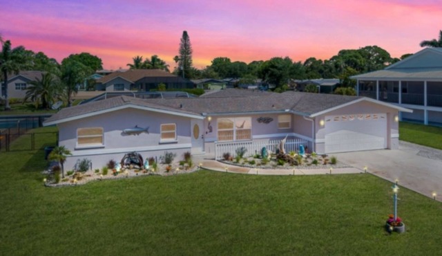 FISHERMANS PARADISE VACTION HOME ! EASY ACCESS TO THE GULF OF MEXICO .