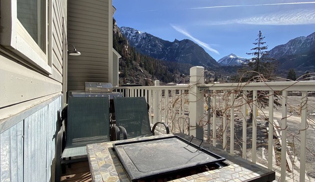 Flexcation in our mountain townhome | relax + walk to hot springs