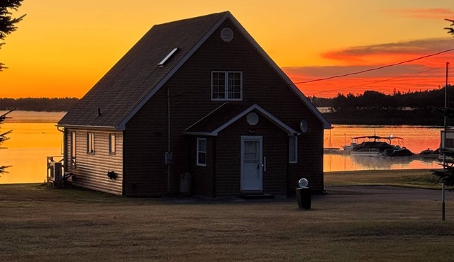 Frandy's River Resort, Hot Tub, Docks/River front