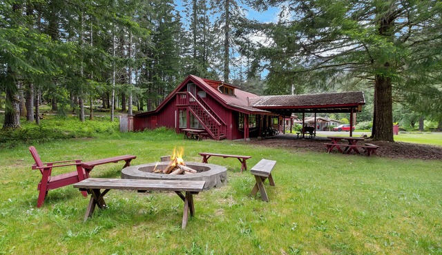 Front Lodge Near Mount Rainier, Sleeps 8, Big Living Room