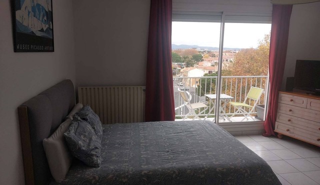 Fully equipped studio with parking and balcony in secure residence in Perpignan