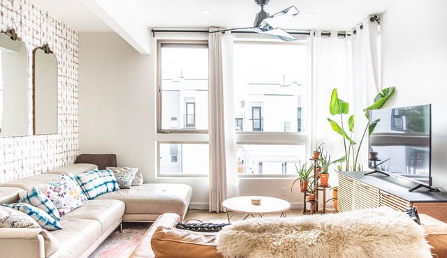 Fun & cheerful townhome with rooftop view and parking. Pet and family friendly!