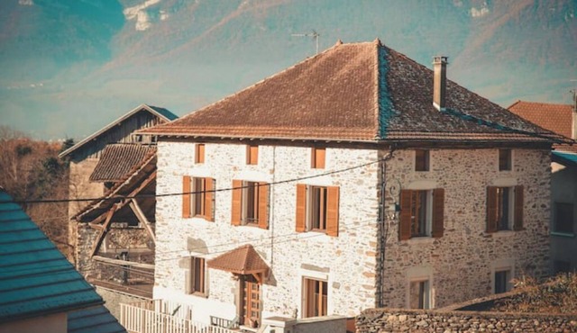 Gite located between lake and mountains, close to small tourist town. in Pontcharra