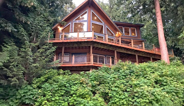 Gorgeous Lakefront Cabin in Maple Falls