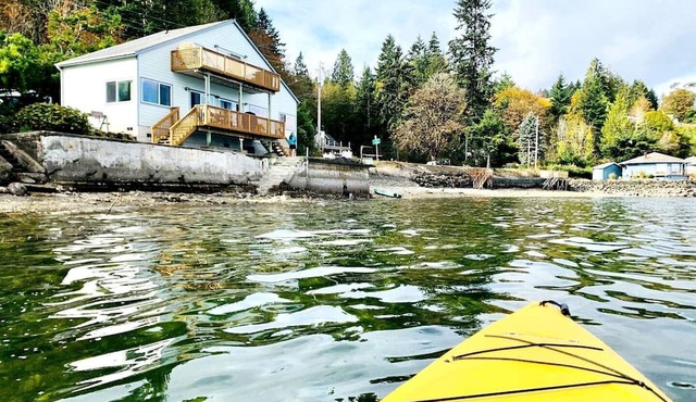 Gorgeous, Waterfront Beach Cottage on Oyster Bay with Easy Access to Olympic National Park