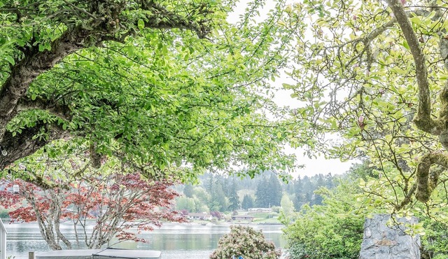 Gorgeous Waterfront home sleeps 6! Outdoor fireplace, HOT TUB & a large yard!