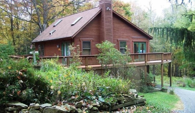 Great Log Cabin Located Near Deep Creek Lake.