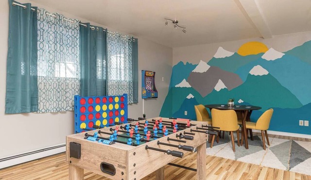 Group Escape: 6BR Hot Tub, Sauna, Game Rm & Garage