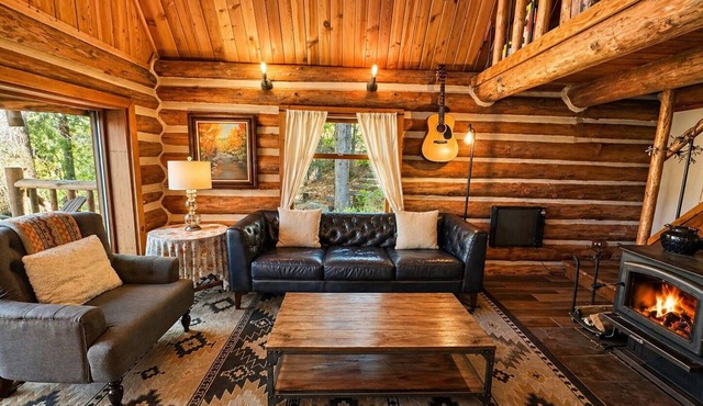 Guten Cabin | Classic Log Living | Hot Tub | Deck